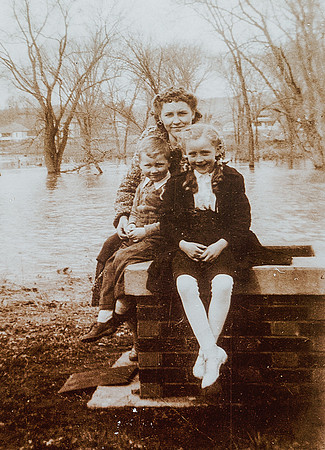 Grandma, Marlene & Willie by water